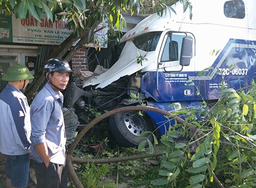 Hà Tĩnh: Xe container đâm sập quầy thuốc do phải tránh người sang đường ha tinh xe container dam sap quay thuoc do phai tranh nguoi sang duong