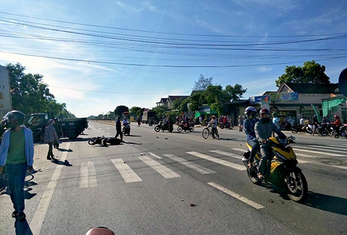 Hà Tĩnh: Xe container đâm sập quầy thuốc do phải tránh người sang đường ha tinh xe container dam sap quay thuoc do phai tranh nguoi sang duong