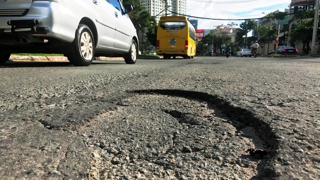 Toát mồ hôi đánh vật với con đường tai tiếng nhất TP Hồ Chí Minh