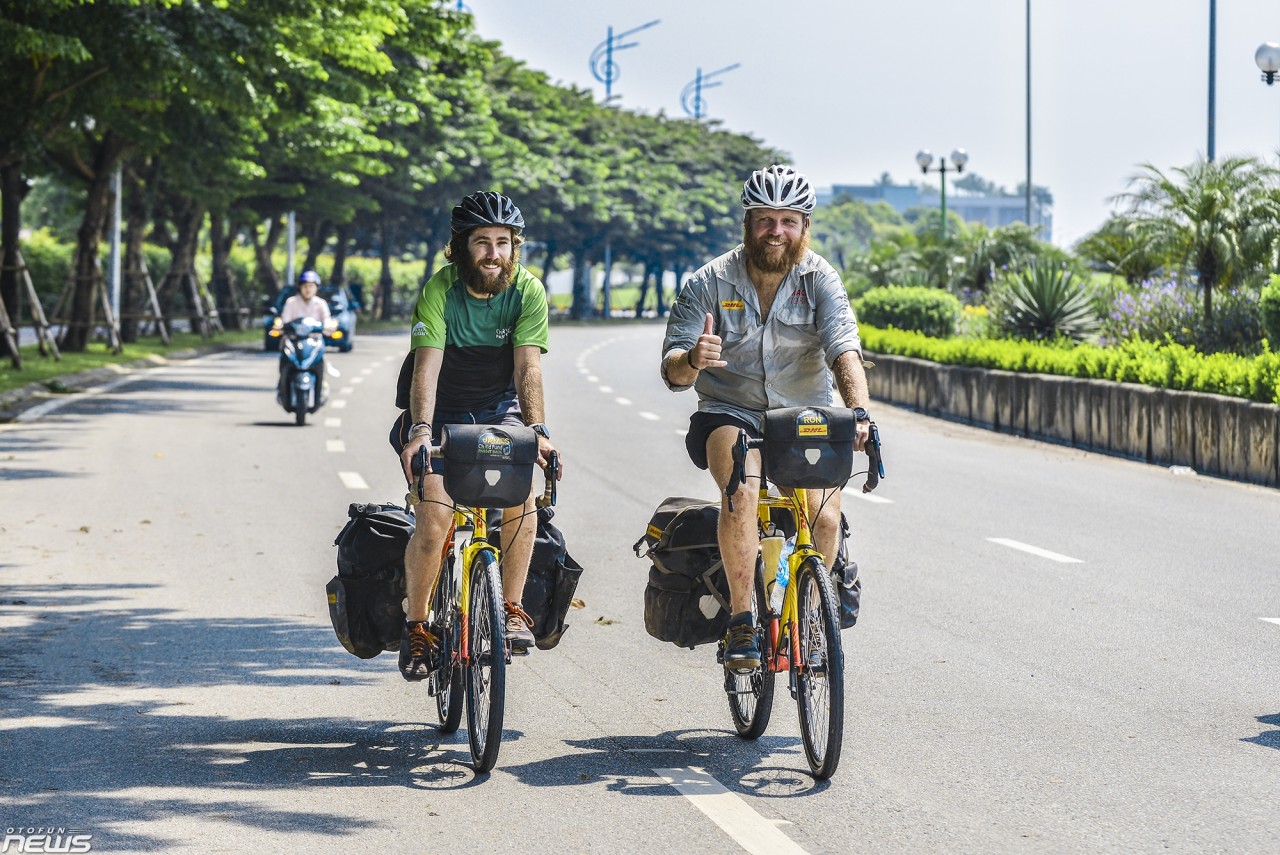 Hai người đàn ông đạp xe hơn 20.000km để gây quỹ hỗ trợ trẻ em hai nguoi dan ong dap xe hon 20000km de gay quy ho tro tre em