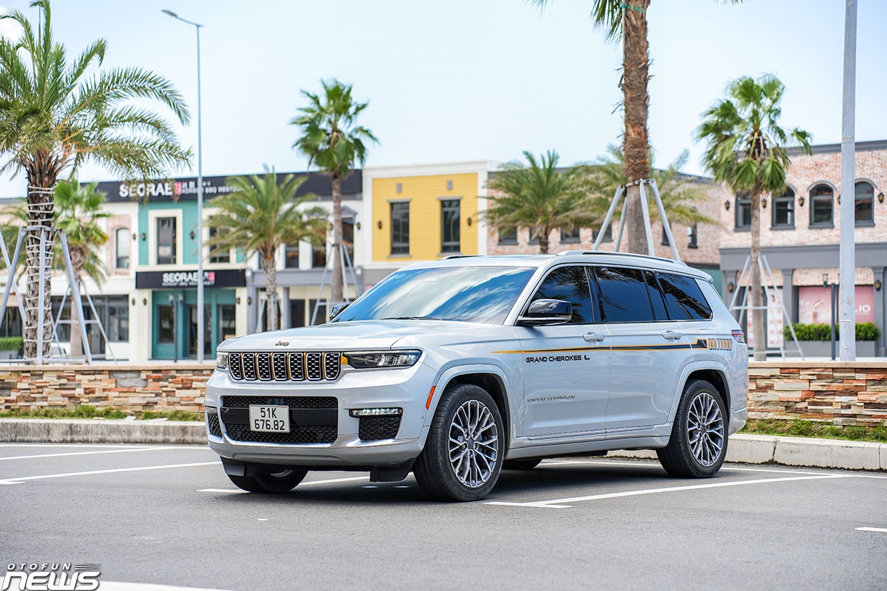 Jeep Grand Cherokee L 2023: SUV cỡ lớn ba hàng ghế, thực dụng đúng chất Mỹ Jeep Grand Cherokee L là phiên bản trục cơ sở kéo dài.