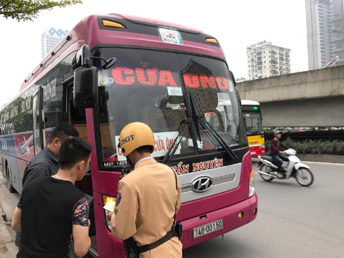 Hà Nội: Thu hồi phù hiệu hàng chục xe khách ha noi thu hoi phu hieu hang chuc xe khach