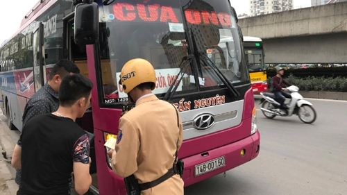 Hà Nội: Thu hồi phù hiệu hàng chục xe khách