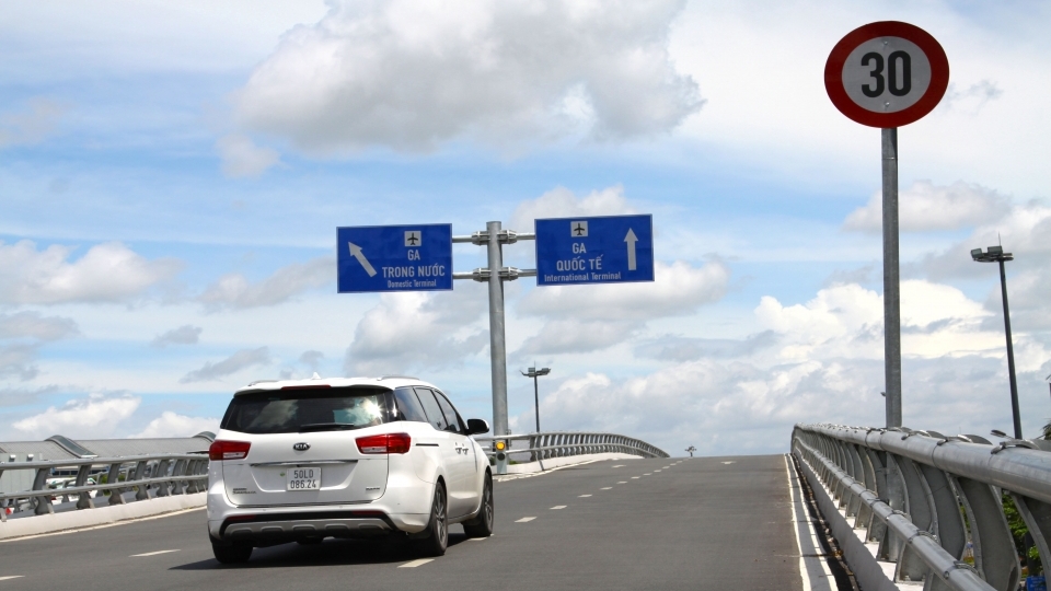 TP Hồ Chí Minh: Chuyển biển báo "rùa bò" vào giữa cầu vượt Tân Sơn Nhất