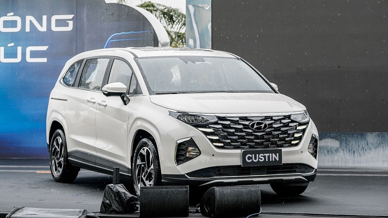 Hyundai Custin 2.0T - Xe MPV 6 chỗ ngồi giá 1 tỷ đồng