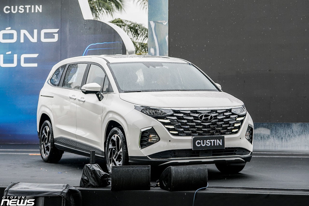 Hyundai Custin 2.0T - Xe MPV 6 chỗ ngồi giá 1 tỷ đồng Hyundai Custin 2.0T - Xe MPV 6 chỗ ngồi giá 1 tỷ đồng