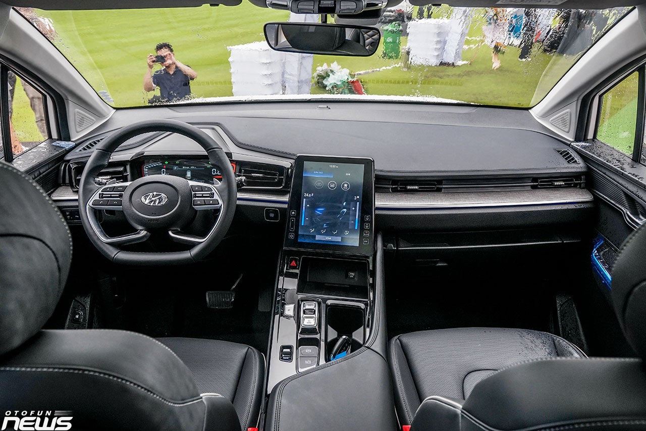 Hyundai Custin 2.0T - Xe MPV 6 chỗ ngồi giá 1 tỷ đồng Hyundai Custin 2.0T - Xe MPV 6 chỗ ngồi giá 1 tỷ đồng