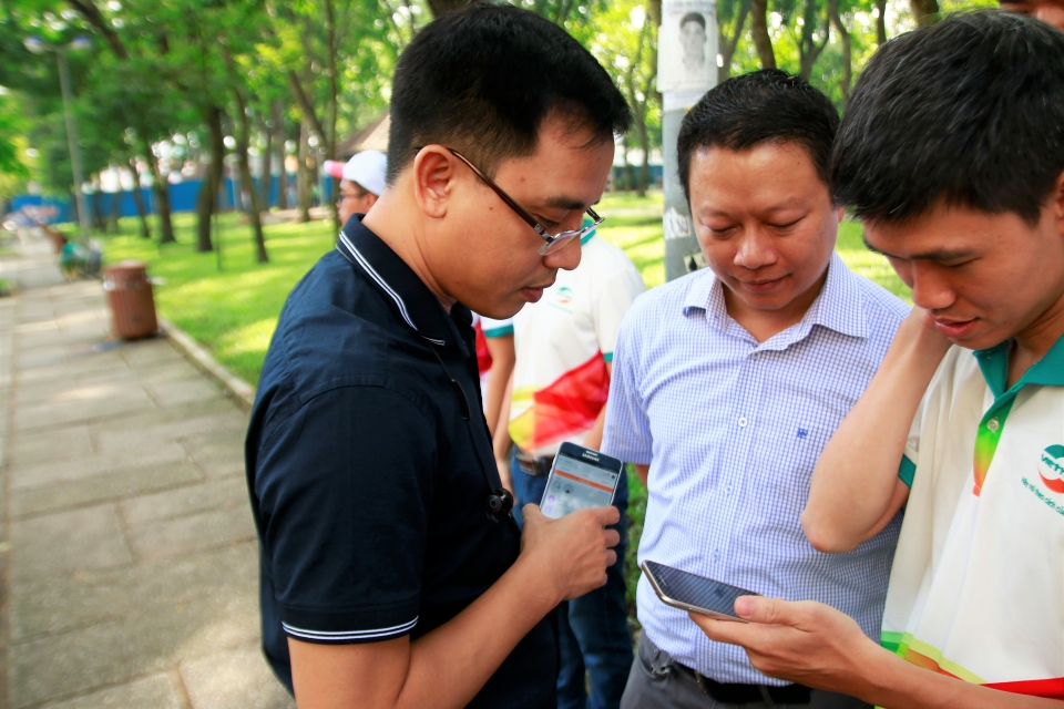 thu phi do o to qua dien thoai nhieu nguoi con bo ngo