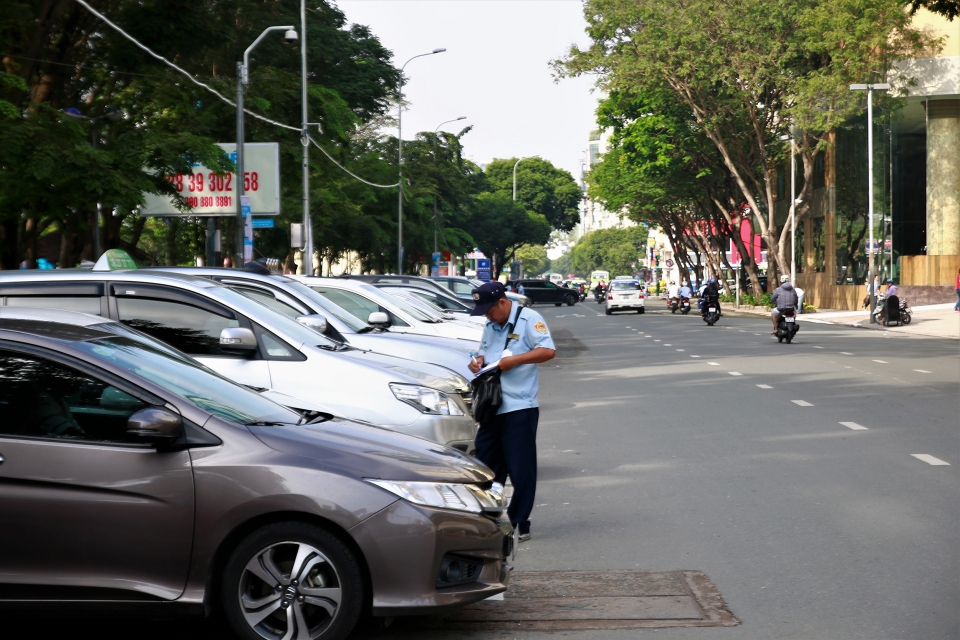 thu phi do o to qua dien thoai nhieu nguoi con bo ngo