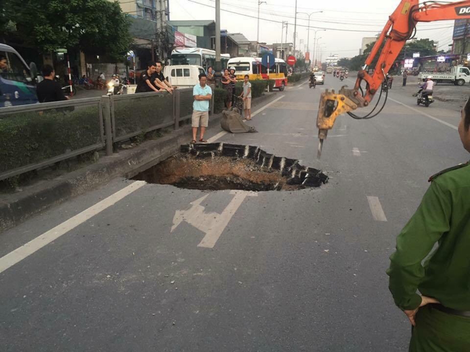"Hố tử thần" xuất hiện giữa quốc lộ 18 tại Quảng Ninh ho tu than xuat hien giua quoc lo 18 tai quang ninh
