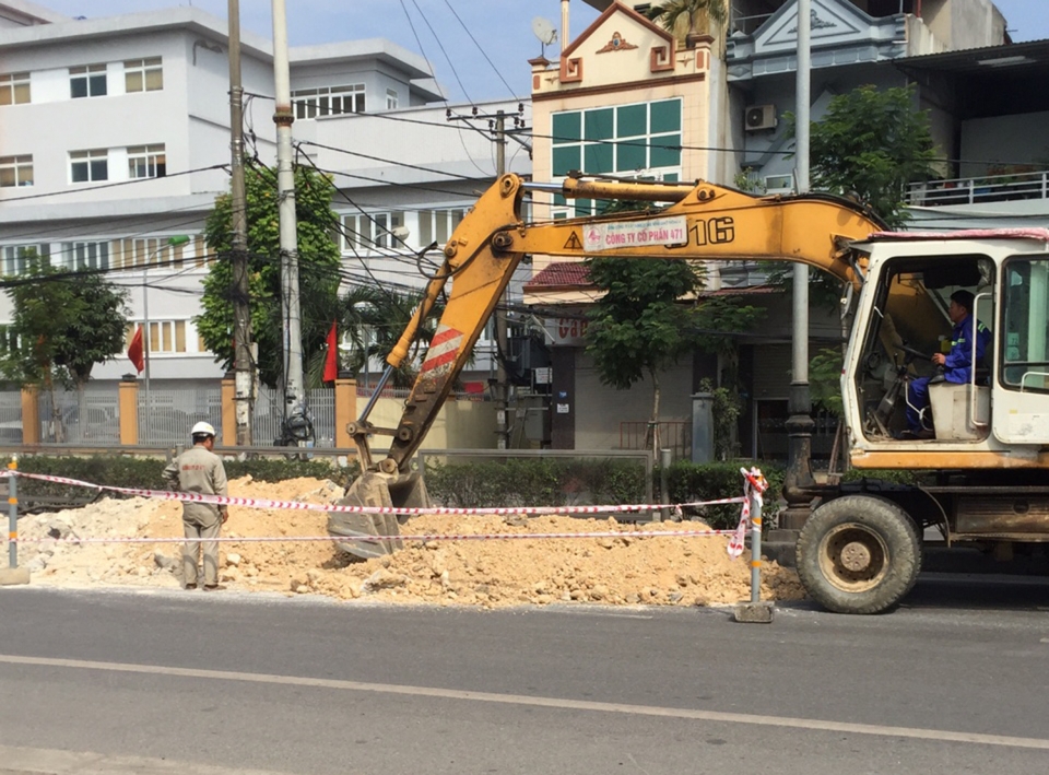 "Hố tử thần" xuất hiện giữa quốc lộ 18 tại Quảng Ninh ho tu than xuat hien giua quoc lo 18 tai quang ninh