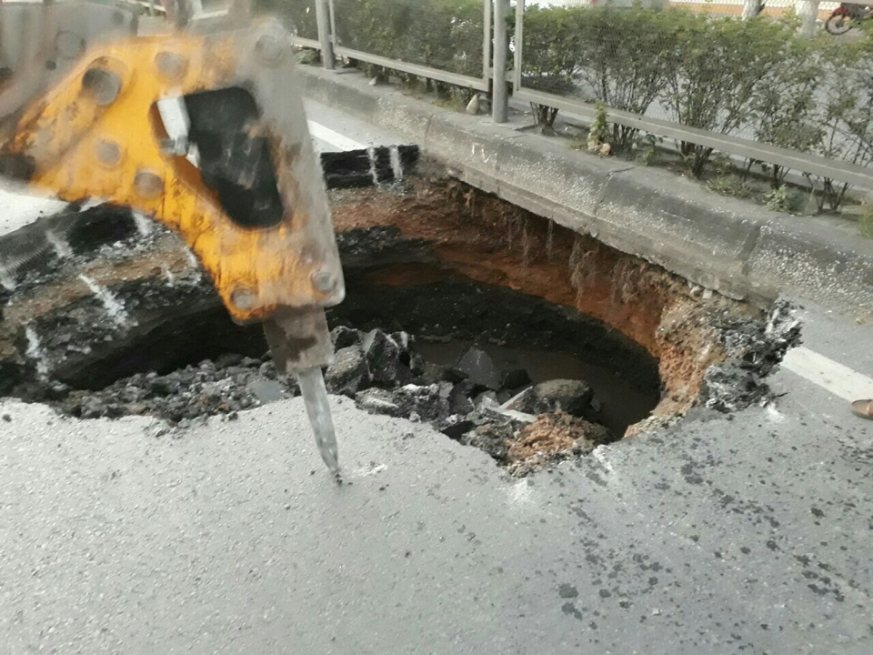 "Hố tử thần" xuất hiện giữa quốc lộ 18 tại Quảng Ninh ho tu than xuat hien giua quoc lo 18 tai quang ninh