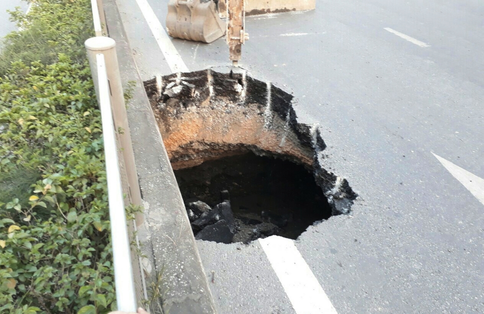 "Hố tử thần" xuất hiện giữa quốc lộ 18 tại Quảng Ninh ho tu than xuat hien giua quoc lo 18 tai quang ninh