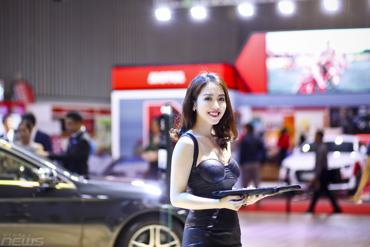 vims 2017 hut mat voi dan nguoi dep xuat hien trong trien lam