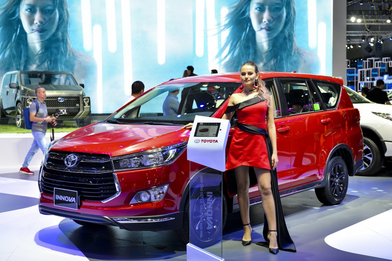 xe toyota tang khuyen mai bang viec giam phi truoc ba trong thang 4