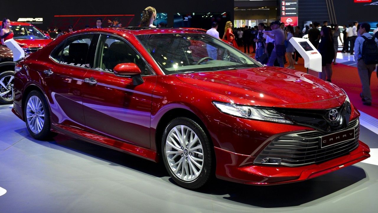 Thua đau VinFast Lux A2.0, Toyota Camry giảm giá tặng quà cứu vãn tình thế