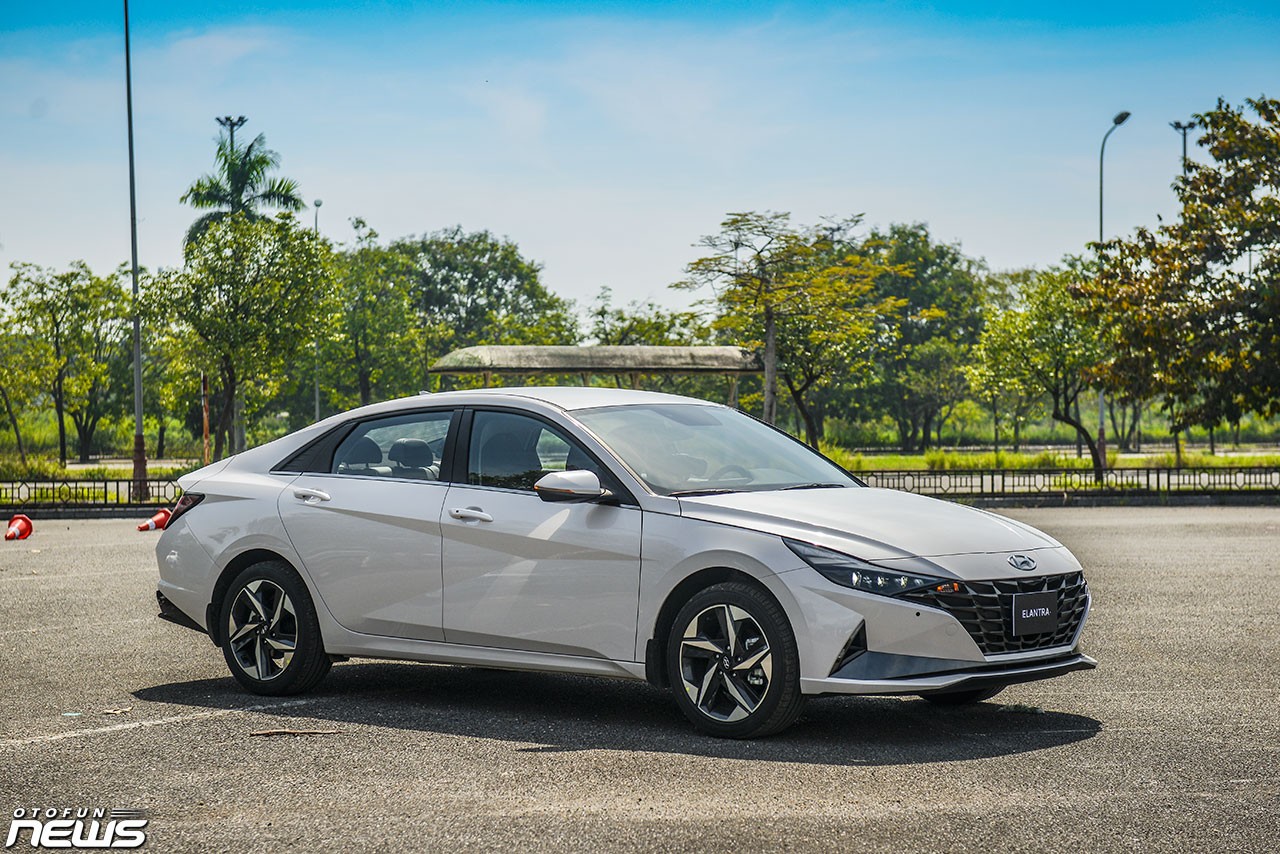 [XE CỦA NĂM 2024] Hyundai Elantra 2.0 AT dẫn đầu phân khúc 
