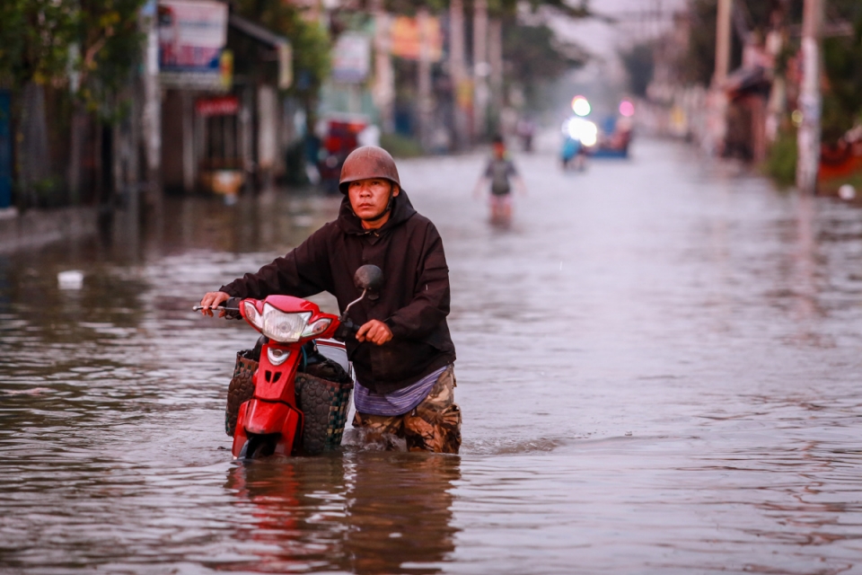 Người dân TP Hồ Chí Minh kẹt giữa dòng nước khi triều cường đạt đỉnh nguoi dan tp ho chi minh ket giua dong nuoc khi trieu cuong dat dinh