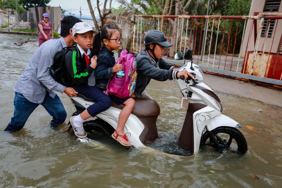Người dân TP Hồ Chí Minh kẹt giữa dòng nước khi triều cường đạt đỉnh nguoi dan tp ho chi minh ket giua dong nuoc khi trieu cuong dat dinh
