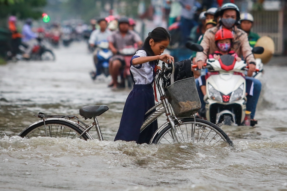 Người dân TP Hồ Chí Minh kẹt giữa dòng nước khi triều cường đạt đỉnh nguoi dan tp ho chi minh ket giua dong nuoc khi trieu cuong dat dinh
