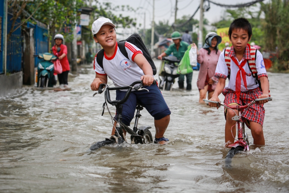 Người dân TP Hồ Chí Minh kẹt giữa dòng nước khi triều cường đạt đỉnh nguoi dan tp ho chi minh ket giua dong nuoc khi trieu cuong dat dinh