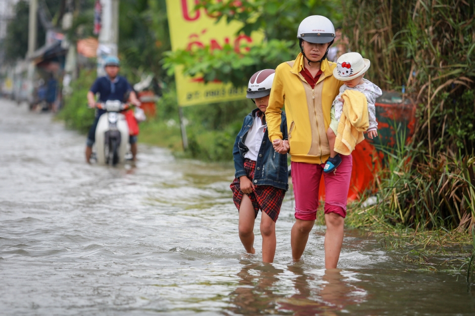 Người dân TP Hồ Chí Minh kẹt giữa dòng nước khi triều cường đạt đỉnh nguoi dan tp ho chi minh ket giua dong nuoc khi trieu cuong dat dinh