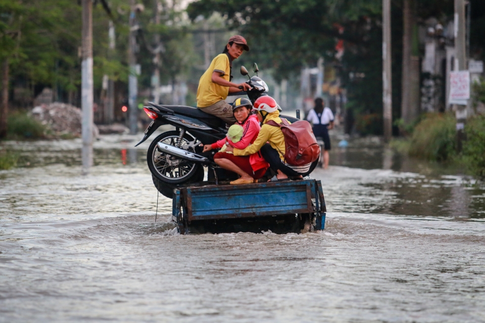 Người dân TP Hồ Chí Minh kẹt giữa dòng nước khi triều cường đạt đỉnh nguoi dan tp ho chi minh ket giua dong nuoc khi trieu cuong dat dinh