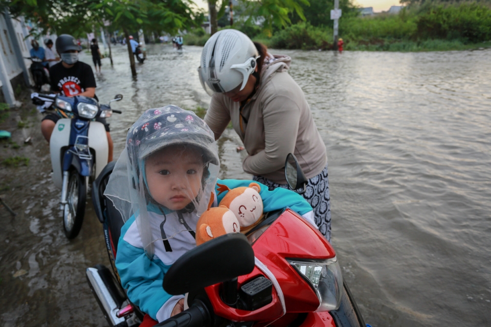 Người dân TP Hồ Chí Minh kẹt giữa dòng nước khi triều cường đạt đỉnh nguoi dan tp ho chi minh ket giua dong nuoc khi trieu cuong dat dinh