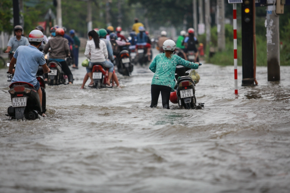 Người dân TP Hồ Chí Minh kẹt giữa dòng nước khi triều cường đạt đỉnh nguoi dan tp ho chi minh ket giua dong nuoc khi trieu cuong dat dinh