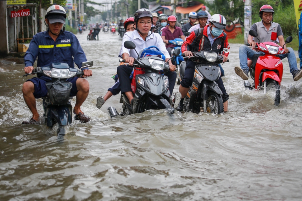 Người dân TP Hồ Chí Minh kẹt giữa dòng nước khi triều cường đạt đỉnh nguoi dan tp ho chi minh ket giua dong nuoc khi trieu cuong dat dinh