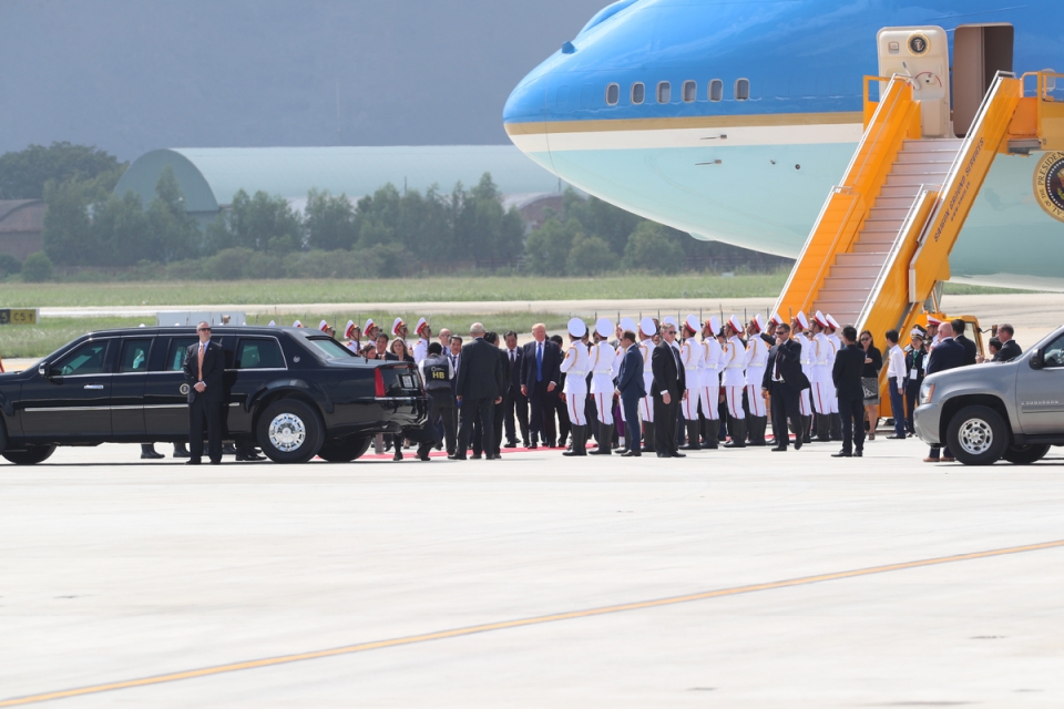 Hành trình bốn xe "Quái thú" phục vụ Tổng thống Mỹ Donald Trump tại Việt Nam hanh trinh bon xe quai thu phuc vu tong thong my donald trump tai viet nam