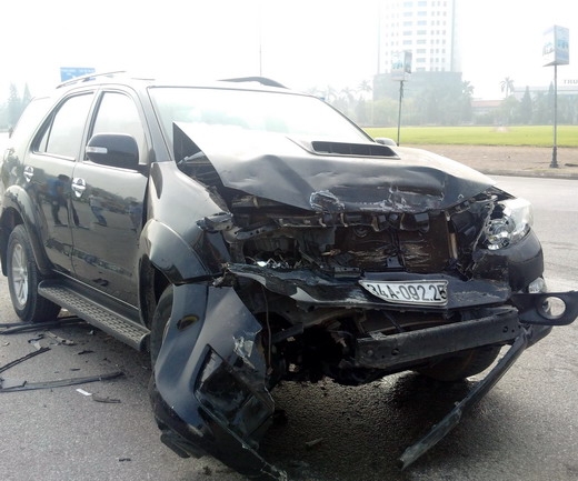 xe hop bien dang xe tai lat nghieng giua duong sau va cham cuc manh