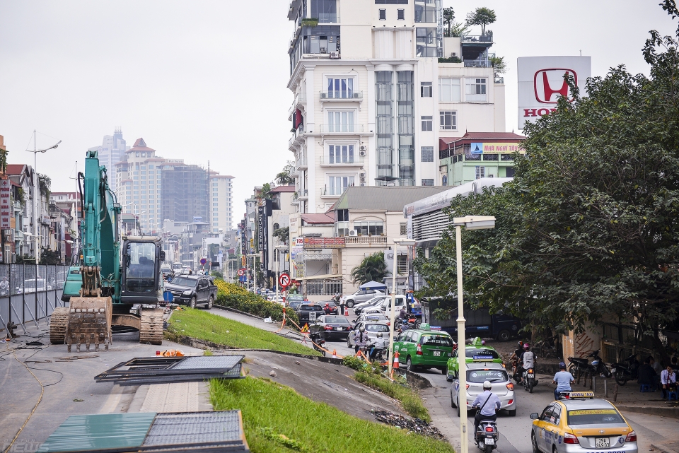 Hà Nội: Đường đê Nghi Tàm có nguy cơ trở thành điểm nóng giao thông mới ha noi duong de nghi tam co nguy co tro thanh diem nong giao thong moi