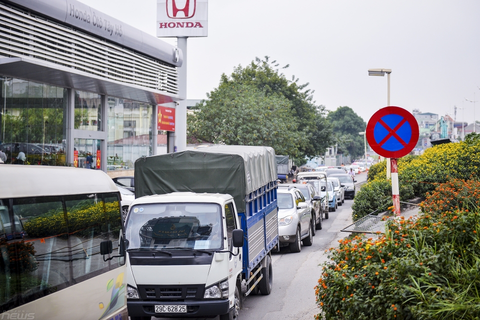 Hà Nội: Đường đê Nghi Tàm có nguy cơ trở thành điểm nóng giao thông mới ha noi duong de nghi tam co nguy co tro thanh diem nong giao thong moi