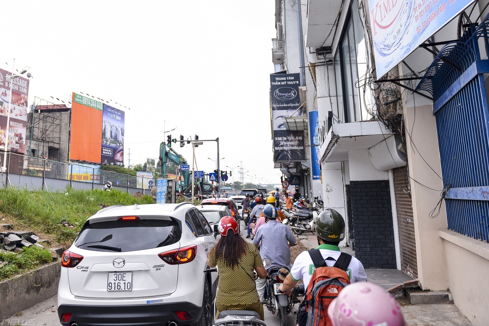 Hà Nội: Đường đê Nghi Tàm có nguy cơ trở thành điểm nóng giao thông mới ha noi duong de nghi tam co nguy co tro thanh diem nong giao thong moi