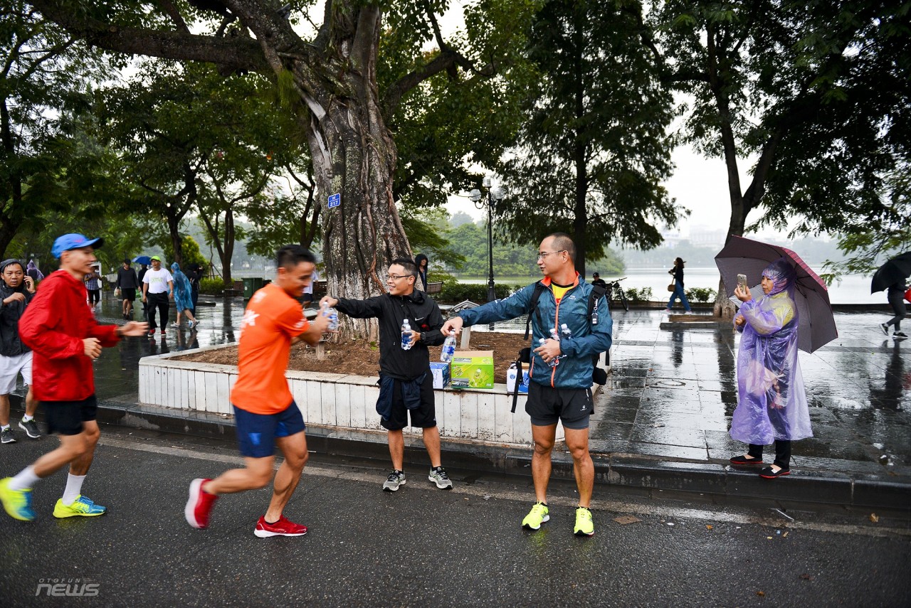 chay vi an toan giao thong dong nguoi tham du du mua gio