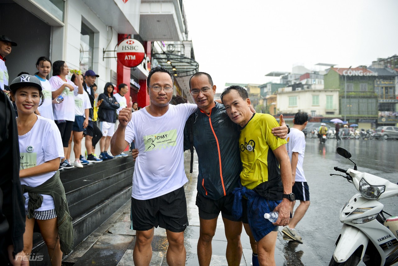 chay vi an toan giao thong dong nguoi tham du du mua gio