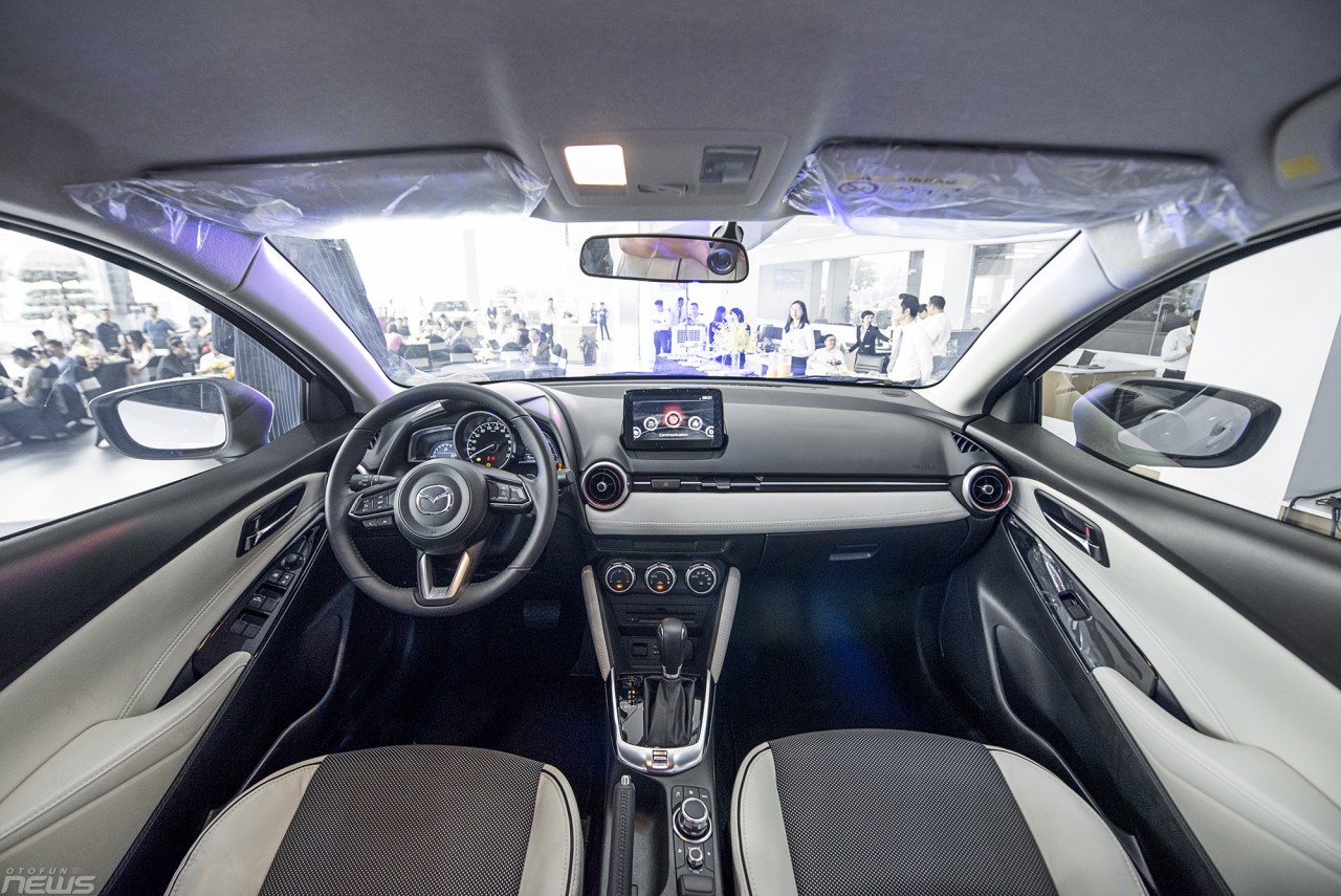 Cận cảnh Mazda 2 phiên bản sedan và hatchback vừa ra mắt Việt Nam can canh mazda 2 phien ban sedan va hatchback vua ra mat thi truong viet nam
