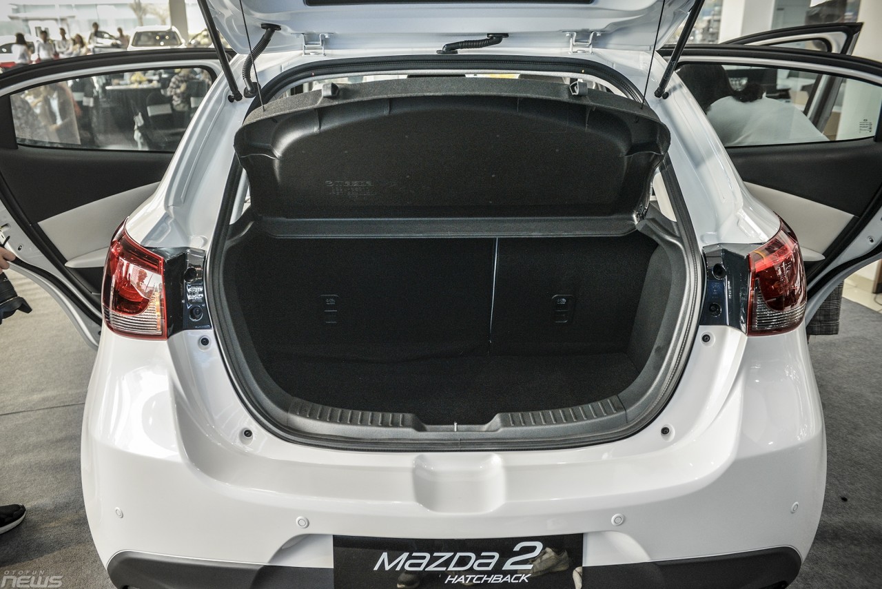 Cận cảnh Mazda 2 phiên bản sedan và hatchback vừa ra mắt Việt Nam can canh mazda 2 phien ban sedan va hatchback vua ra mat thi truong viet nam