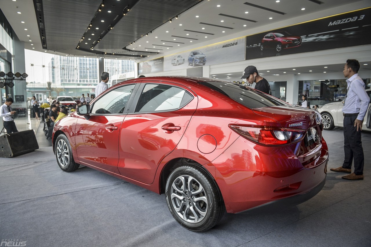 can canh mazda 2 phien ban sedan va hatchback vua ra mat thi truong viet nam
