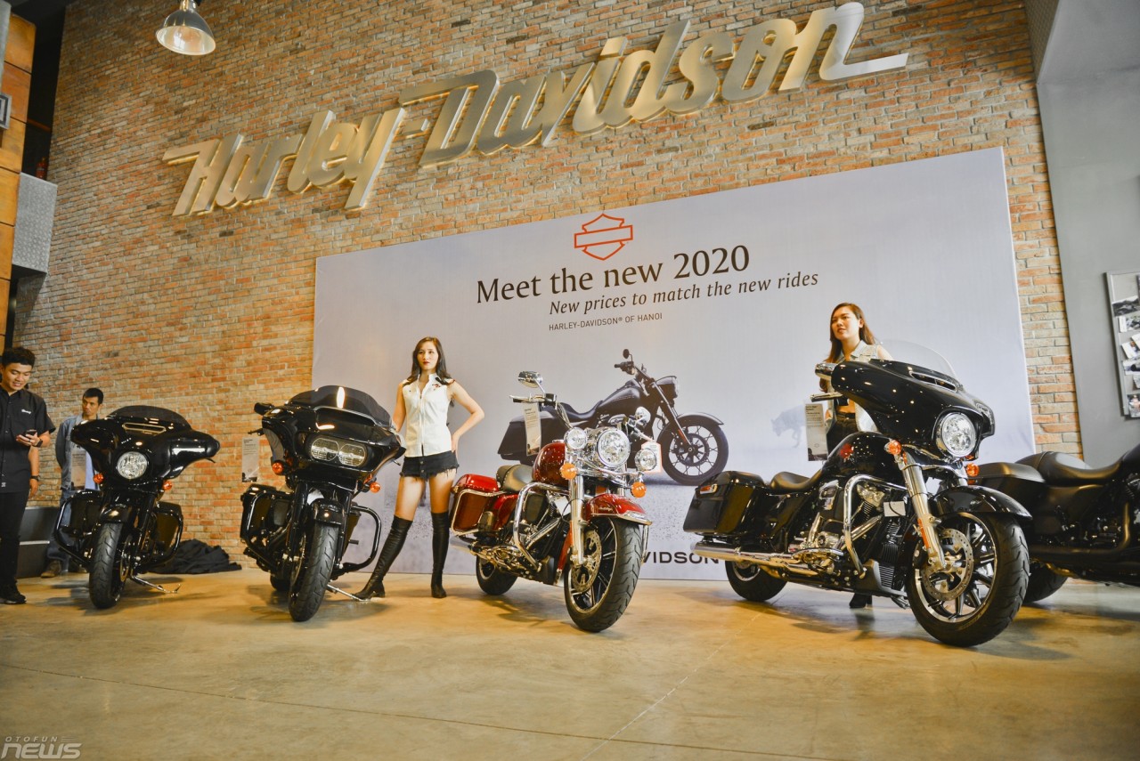 hai khach hang ha noi dap hop motor harley davidson gia hon 1 ty dong