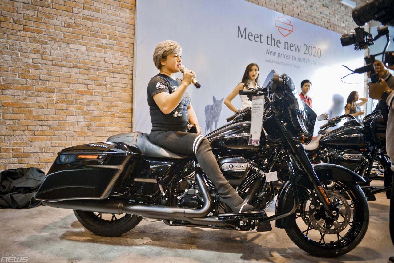 hai khach hang ha noi dap hop motor harley davidson gia hon 1 ty dong