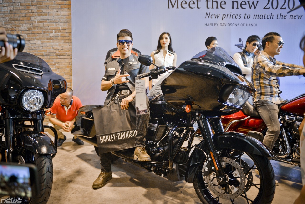 hai khach hang ha noi dap hop motor harley davidson gia hon 1 ty dong