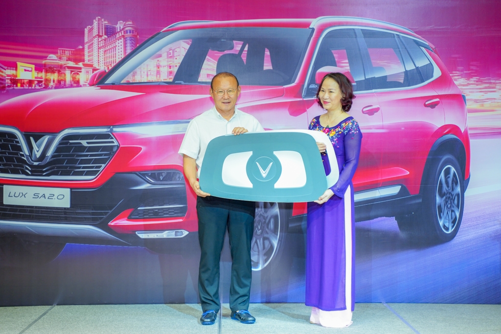 VinFast tặng xe Lux SA2.0 phiên bản cao cấp cho HLV Park Hang-seo vinfast tang xe lux sa20 phien ban cao cap cho hlv park hang seo