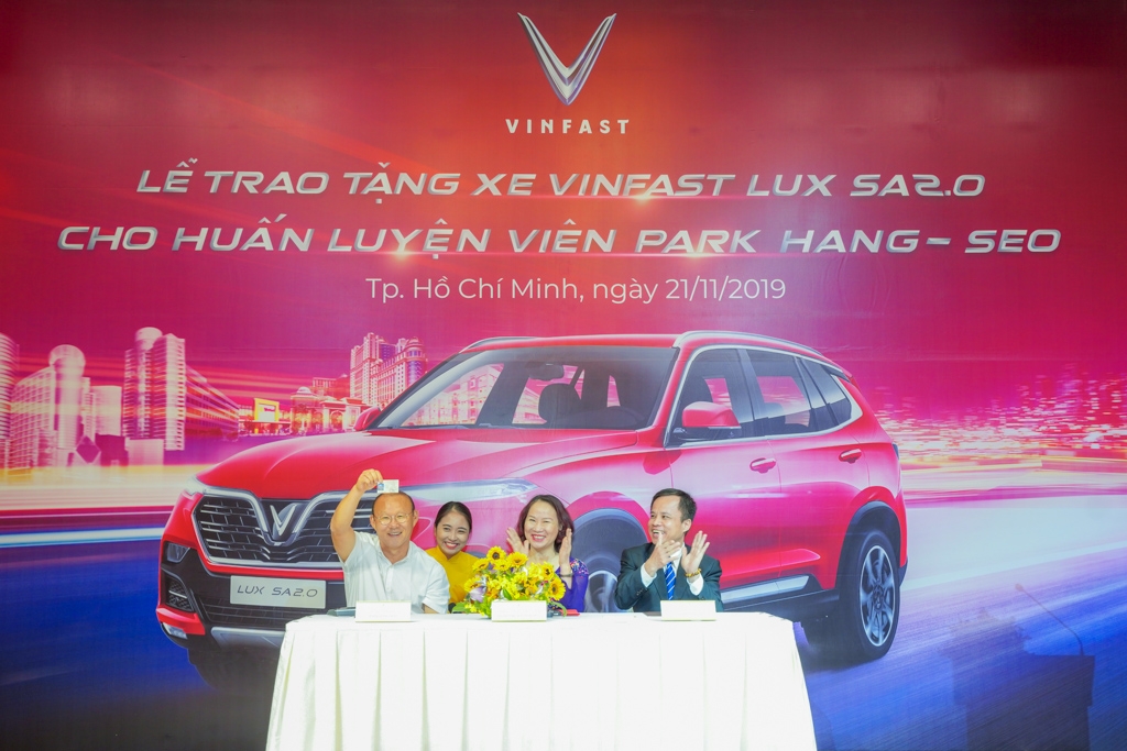 VinFast tặng xe Lux SA2.0 phiên bản cao cấp cho HLV Park Hang-seo vinfast tang xe lux sa20 phien ban cao cap cho hlv park hang seo