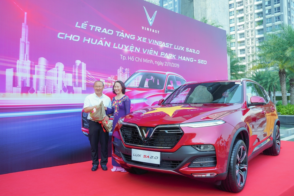 VinFast tặng xe Lux SA2.0 phiên bản cao cấp cho HLV Park Hang-seo vinfast tang xe lux sa20 phien ban cao cap cho hlv park hang seo