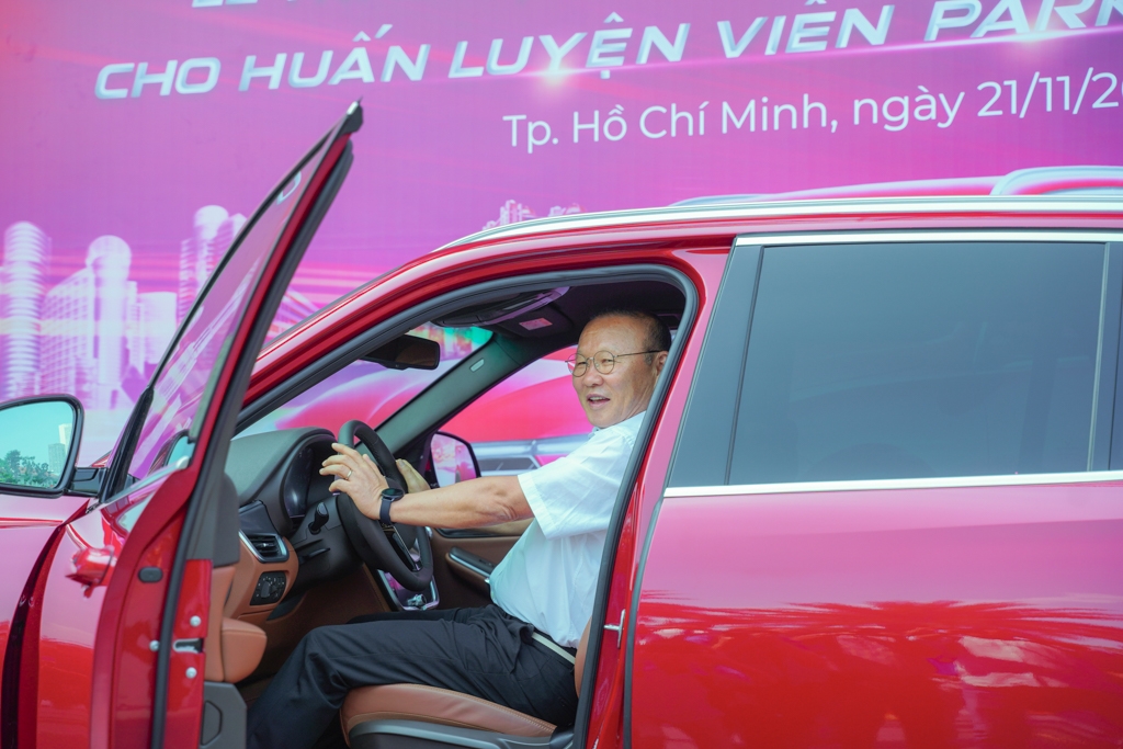 VinFast tặng xe Lux SA2.0 phiên bản cao cấp cho HLV Park Hang-seo vinfast tang xe lux sa20 phien ban cao cap cho hlv park hang seo