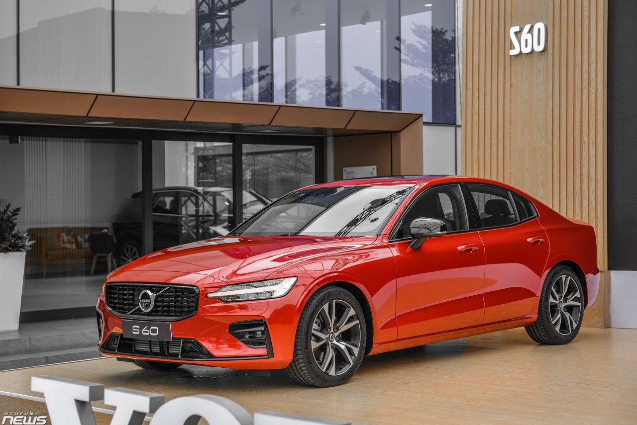 Xe sang Volvo S60 và XC90 T8 Hybrid ra mắt khách hàng phía Bắc