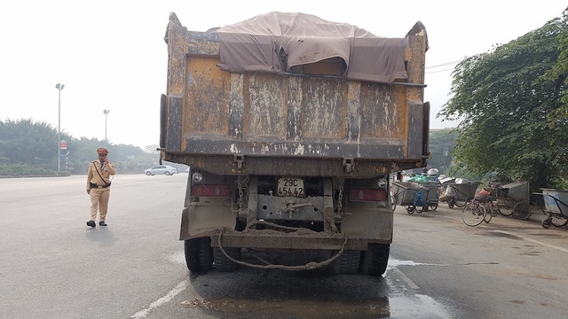 ha noi truy quet xe qua kho qua tai tren duong gom dai lo thang long