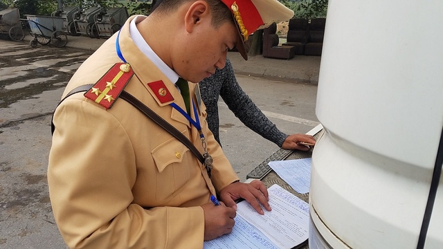 Nghị định 168 có bị bãi bỏ không CSGT lập biên bản xe vi phạm giao thông.